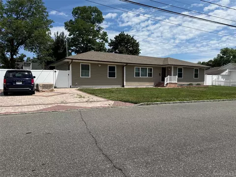 32 Bedford St, Copiague, NY 11726