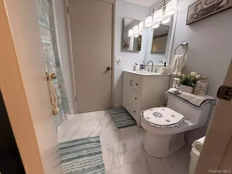 Bath - 4205 Fox Ln, Poughkeepsie, NY 12603 photo 2 of 2