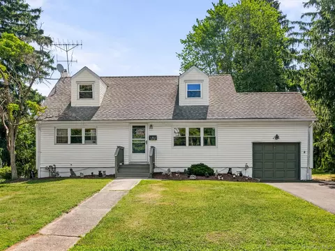 11 Hollow Dr, Clarkstown, NY 10956