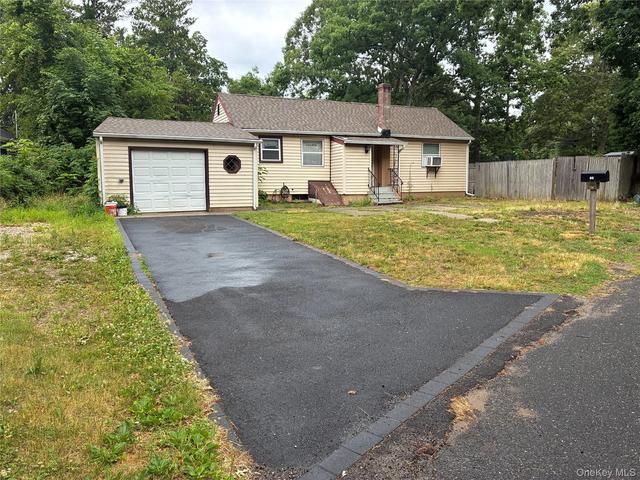 86 N Washington Ave, Centereach, NY 11720