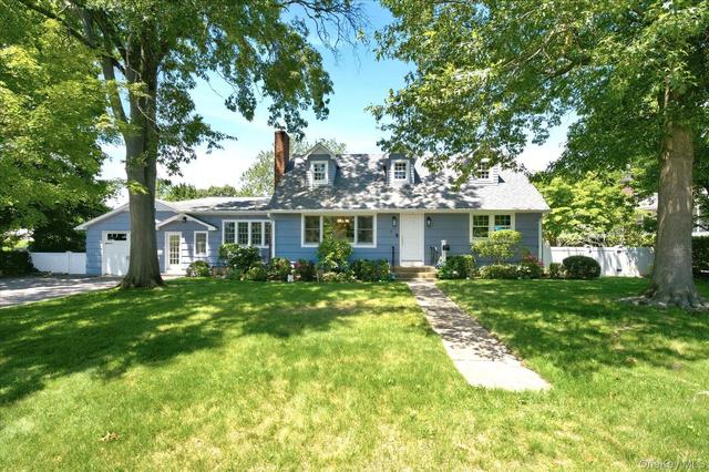 7 Vine St, Bayville, NY 11709