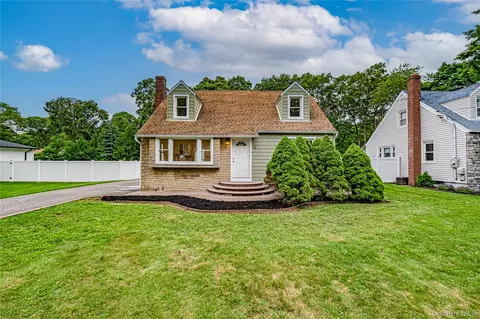52 Summit Dr, Smithtown, NY 11787