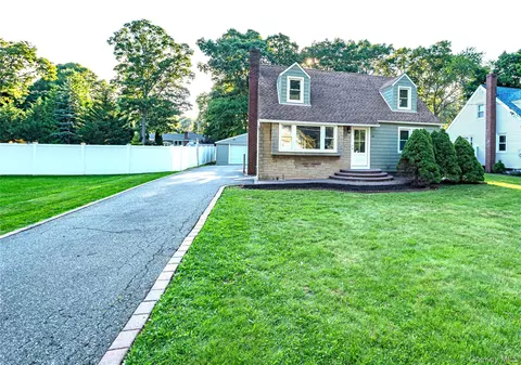 52 Summit Dr, Smithtown, NY 11787