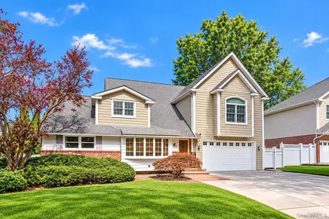 43 North Dr, North Hempstead, NY 11590