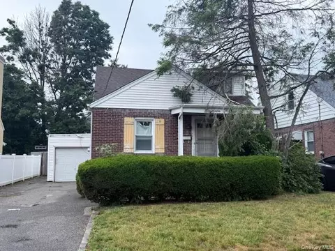 1915 Stewart Ave, North Hempstead, NY 11040