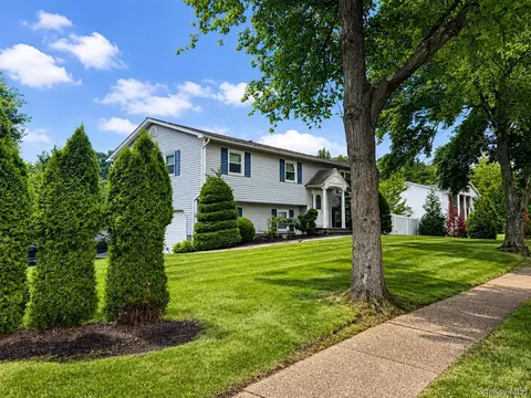12 Spur Dr, Clarkstown, NY 10954