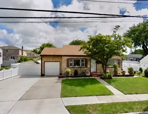 452 N Monroe Ave, Lindenhurst, NY 11757