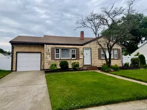 452 N Monroe Ave, Lindenhurst, NY 11757