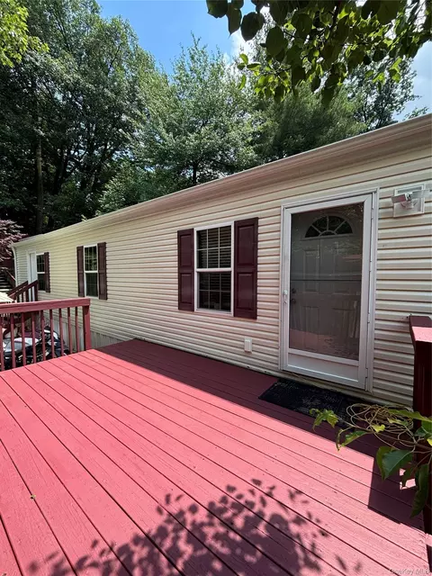 18 Parkway Trailer Ct, Pomona, NY 10970