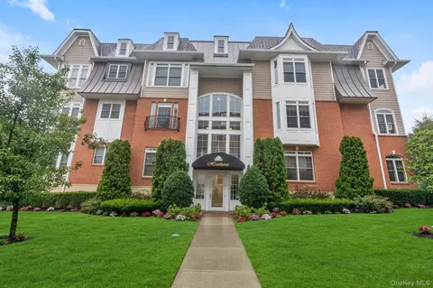 34 Shady Ln, Westbury, NY 11590