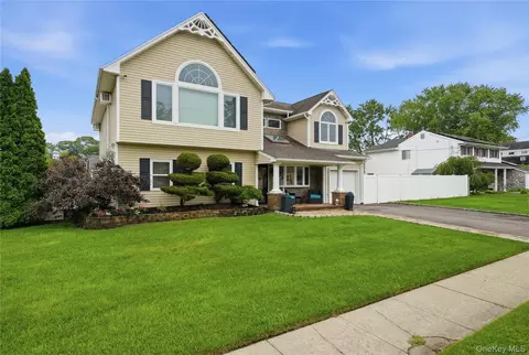 1 Gould Dr, Lake Grove, NY 11755