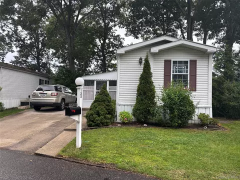 1661 Old Country Rd #125, Riverhead, NY 11901