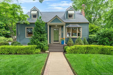 107 Jefferson St, East Islip, NY 11730