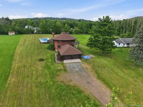 1427 Beach Lake Hwy, Beach Lake, PA 18405