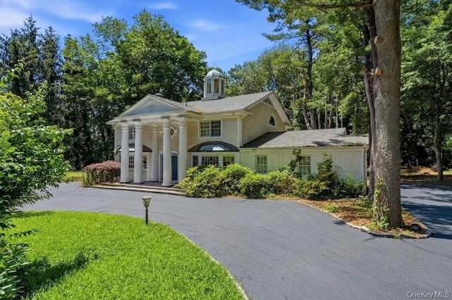 19 Pheasant Hill Ln, Glen Head, NY 11545