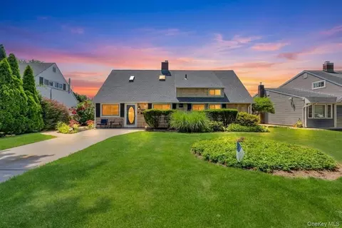 26 Berry Ln, Hicksville, NY 11801