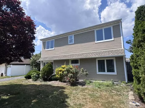 5 Trumpet Ln, Levittown, NY 11756