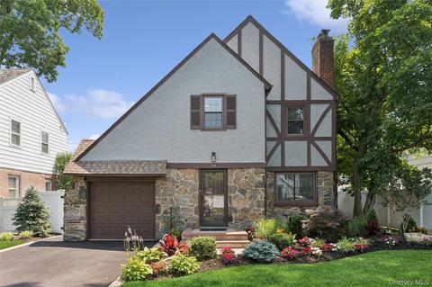 20 Beverly Pkwy, Freeport, NY 11520
