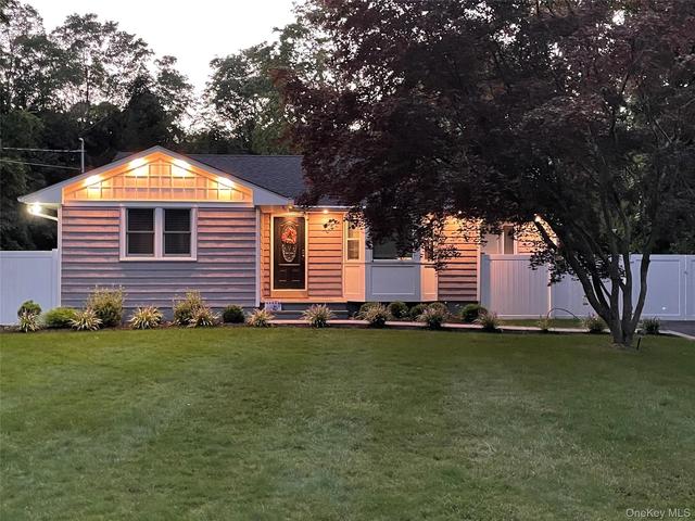 16 Old Stump Rd, Brookhaven, NY 11719