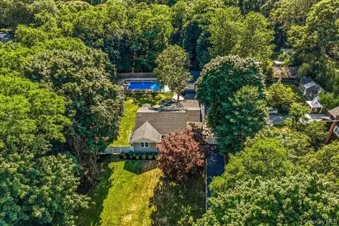 16 Old Stump Rd, Brookhaven, NY 11719
