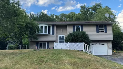 4 Dara Ln, Wappinger, NY 12590