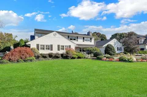 257 Shadybrook Ln, West Islip, NY 11795