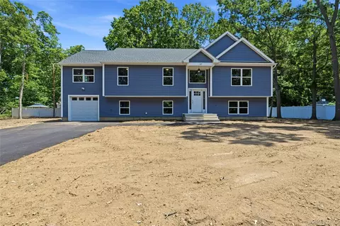 37 2nd St, Moriches, NY 11955