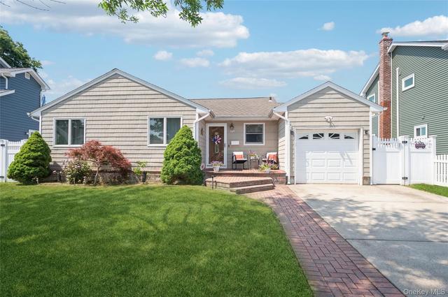 389 Briarwood Rd, Massapequa, NY 11758