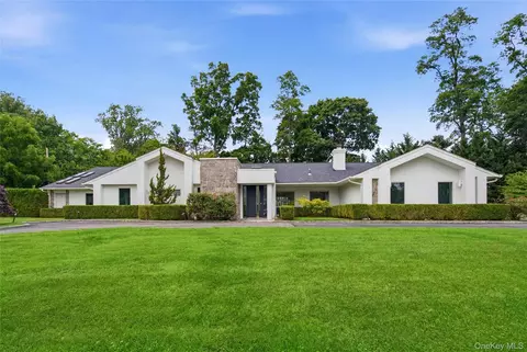 3 Engineers Rd, North Hempstead, NY 11576