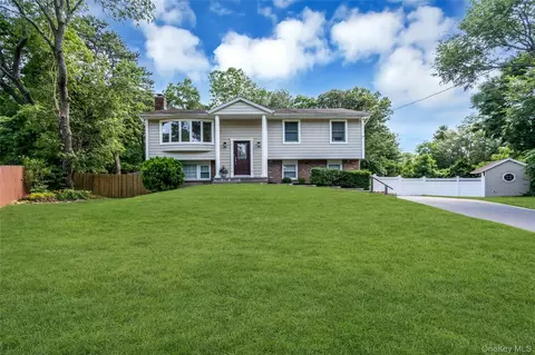 4 Dale Ct, Hauppauge, NY 11788