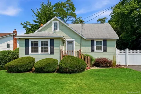 131 Terrace Ave, West Babylon, NY 11704