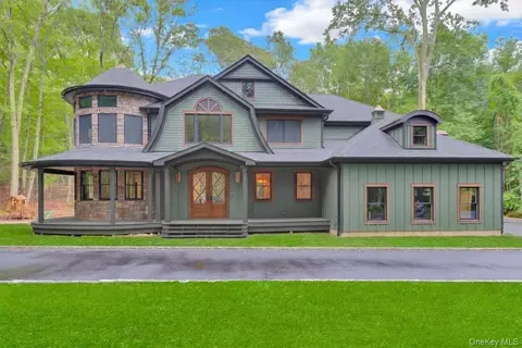 301 Old Mill Rd, Saint James, NY 11780