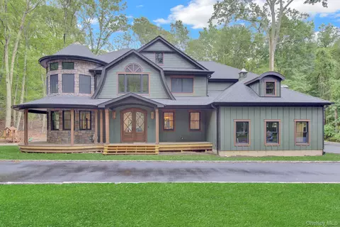 301 Old Mill Rd, Saint James, NY 11780