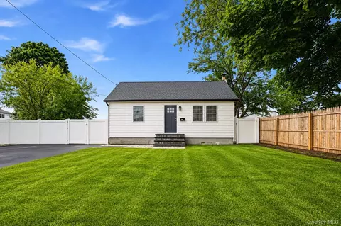 606 Catskill Ave, Lindenhurst, NY 11757