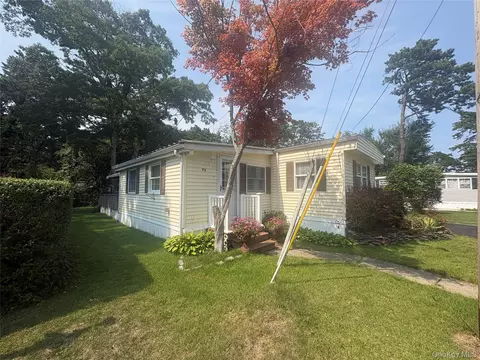 525 Riverleigh Ave #P6, Riverhead, NY 11901