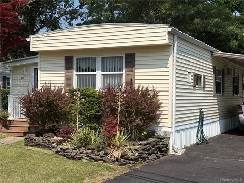 525 Riverleigh Ave #P6, Riverhead, NY 11901