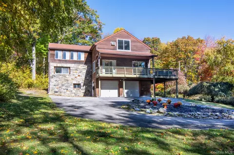 16 Oskar Dr, Mahopac, NY 10541