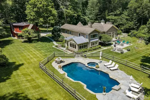 28 Bayberry Ln, Mount Kisco, NY 10549
