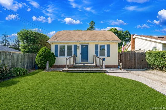 7 Inca Dr, Bay Shore, NY 11706