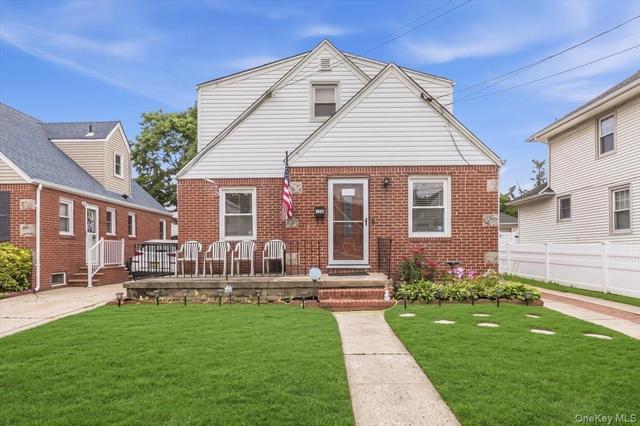 120 N 10th St, North Hempstead, NY 11040