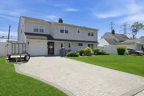 30 Universe Dr, Levittown, NY 11756