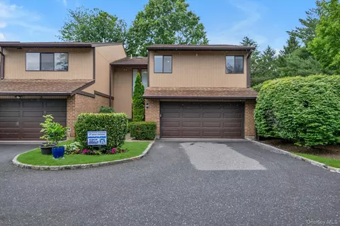 49 Wimbledon Dr, North Hempstead, NY 11576