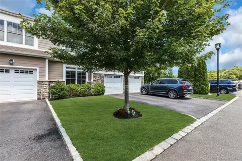 Exterior - 45104 Silver Birch Ln, Plainview, NY 11803 photo 7 of 9