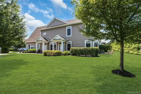 Exterior - 45104 Silver Birch Ln, Plainview, NY 11803 photo 2 of 9