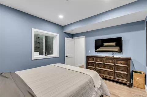 Bedroom - 45104 Silver Birch Ln, Plainview, NY 11803 photo 6 of 10