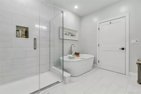 Bath - 45104 Silver Birch Ln, Plainview, NY 11803 photo 2 of 4