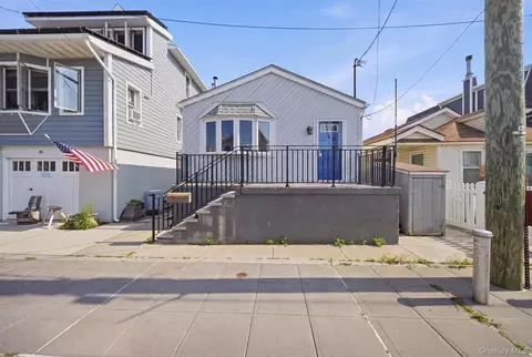 39 W 11th Rd, Far Rockaway, NY 11693