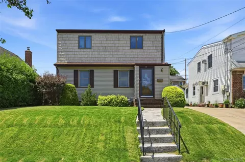 65 Moore St, North Hempstead, NY 11040