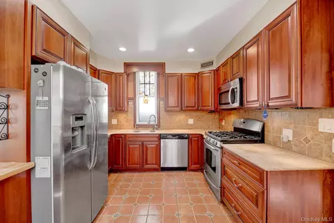 964 E 94th St, Brooklyn, NY 11236