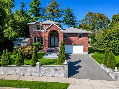 300 Ellen Pl, Jericho, NY 11753